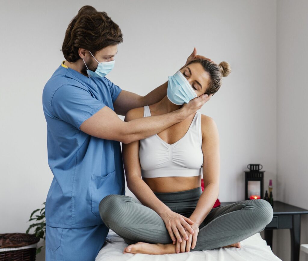 Fisioterapia Ortopédica: Tratamento Eficaz Para Lesões Articulares E Musculares 3 Male Osteopathic Therapist With Medical Mask Checking Female Patient S Neck Muscles Scaled E1730158504365